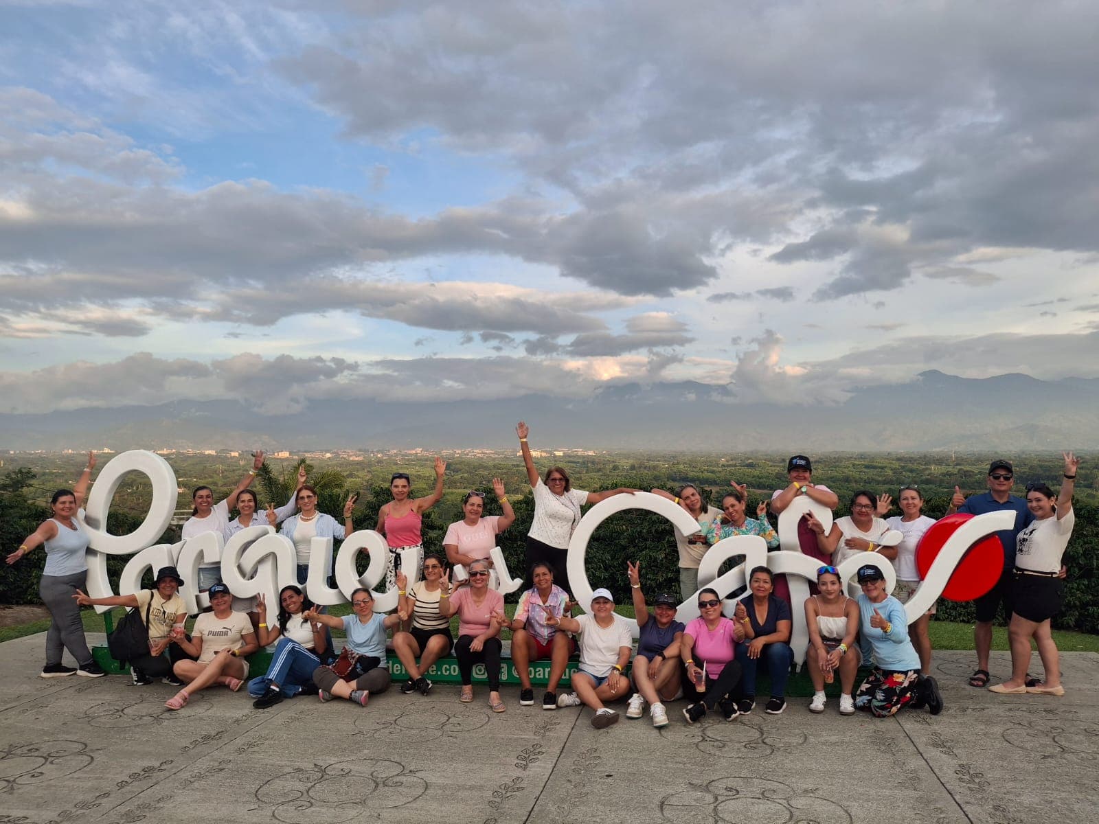 Turistas explorando destinos colombianos