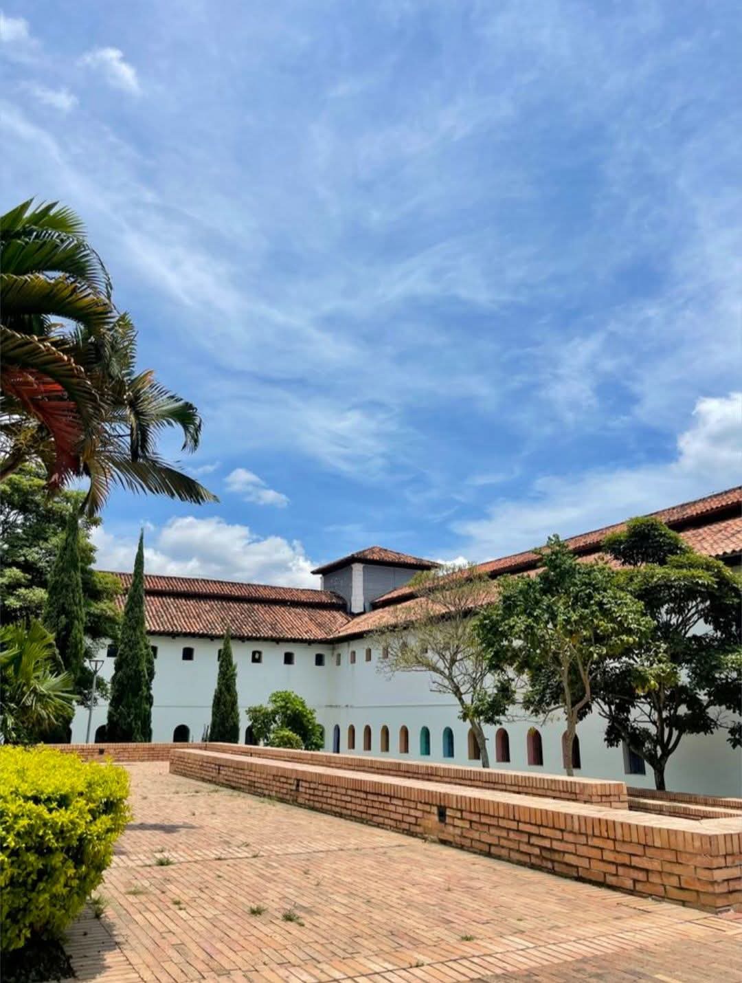 Edificio colonial con arcos y patio