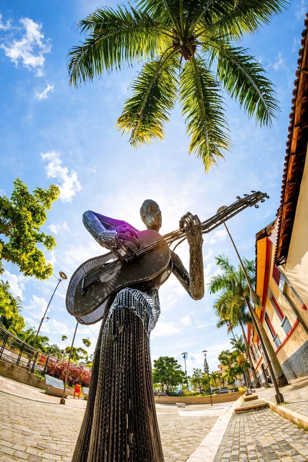 Escultura de músico guitarrrista en plaza